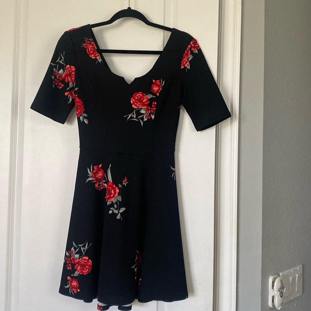 Woman dress size S , dress black and  red rose print.